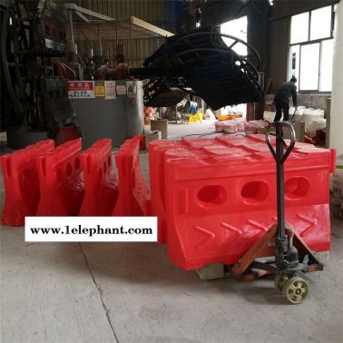 昆明滚塑水马隔离墩批发 云南高速公路防撞桶 滚塑围栏水马围档