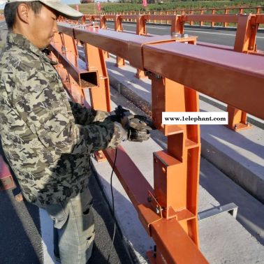 山东神龙专业生产各种桥梁护栏，防撞护栏，不锈钢复合管护栏，不锈钢护栏，灯光护栏