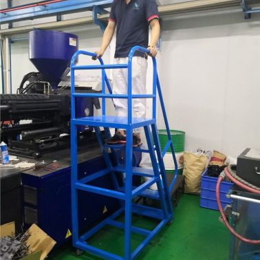 1.3米高带脚轮加料梯生产商