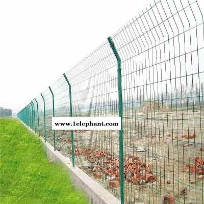 公路围栏网厂供应高速隔离栅护栏网浸塑栅栏网价格优惠可定做