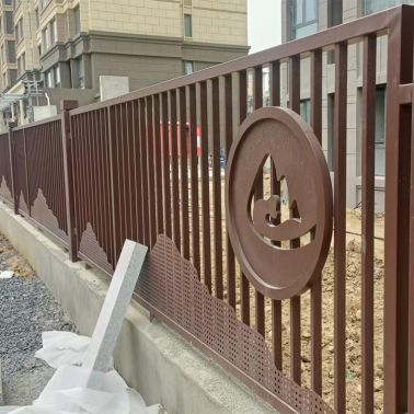 清远纺织园区围墙护栏定制 焊接式铁艺栏杆 通透式锌钢栅栏