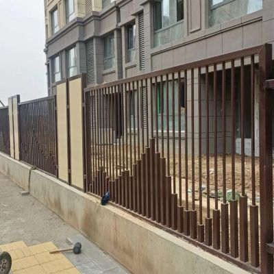 广乐高速服务区围墙栅栏 公园金属防护栏 厂区锌钢护栏图3