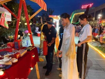 贺州：消防宣传进夜市 摆摊设点话安全