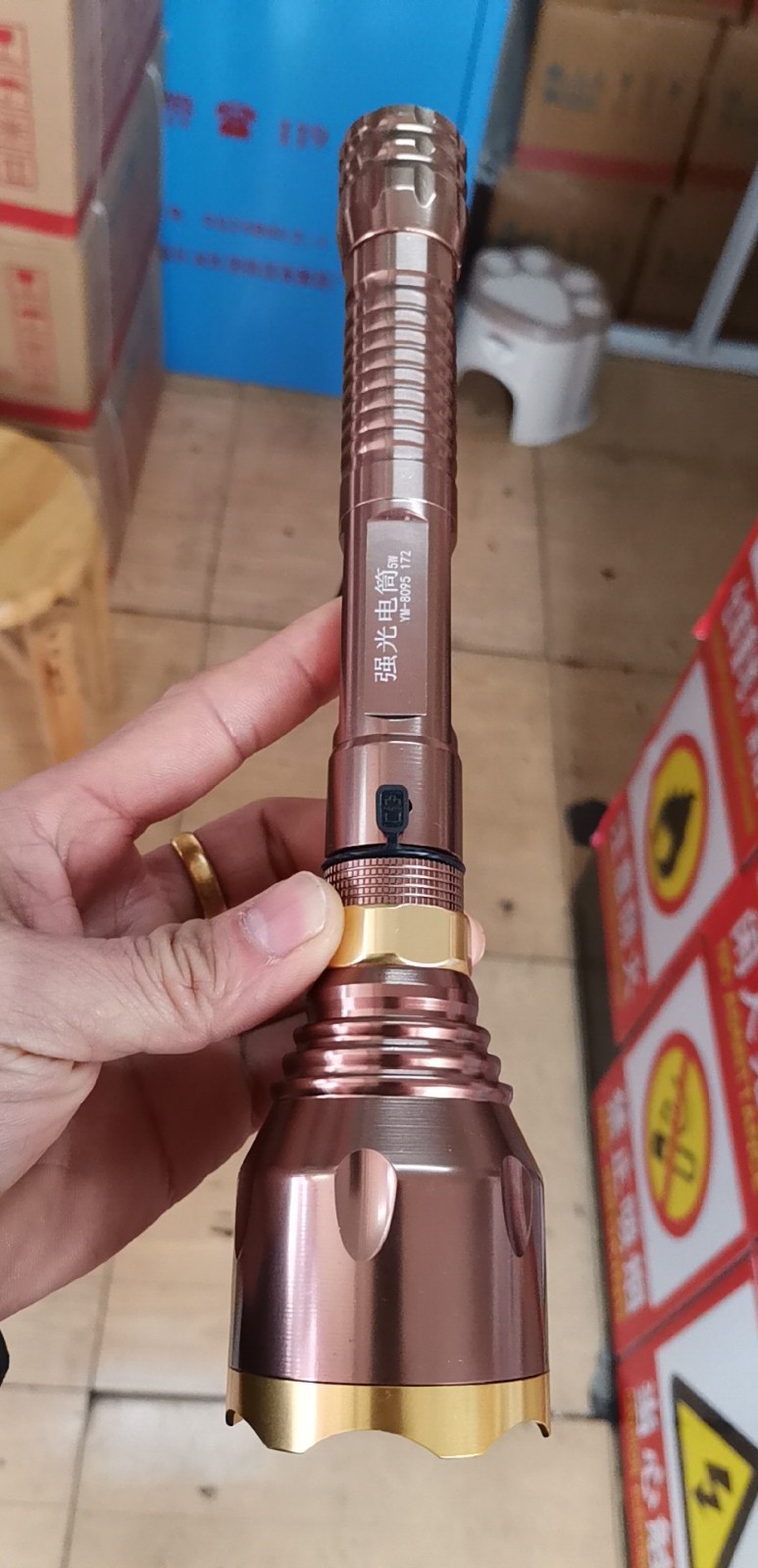 强光手电筒超亮远射可充电LED灯户外家用充电式图6