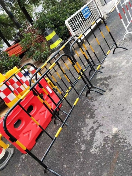黑黄铁马护栏加厚施工围栏交通分流可移动市政道路隔离栏图5