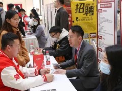 “中年危机”“年龄焦虑”……代表委员说，35岁的职场门槛，该打破了