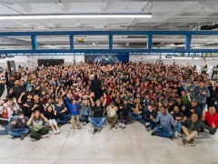 做人形机器人，不是拼人头：马斯克与王兴兴正在改写规则